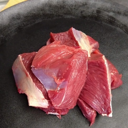 【小田原産】鹿赤身肉切り落とし1kg　(肩、スネ肉、バラ肉、ネック)