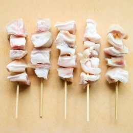 業務用焼き鳥 国産 豚耳 猪耳 軟骨付ミミガー串 30g 400本