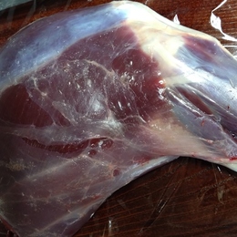 【神奈川県産】鹿モモ肉　ブロック　骨付き